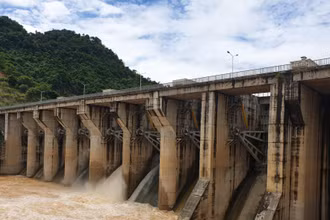 Thủy điện Khe Bố vận hành xả nước qua cửa van đập tràn. 