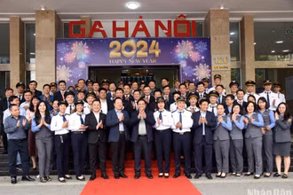 Thủ tướng Phạm Minh Chính với cán bộ, nhân viên Ga Hà Nội.