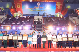 Ủy ban nhân dân tỉnh Quảng Ninh tặng Bằng khen cho các tập thể và cá nhân có thành tích xuất sắc trong công tác tổ chức và thi đấu.