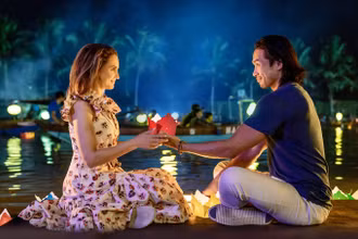 Một phân cảnh bên dòng sông Hoài, Hội An trong phim "A Tourist's Guide to Love" (Ảnh: Netflix) 