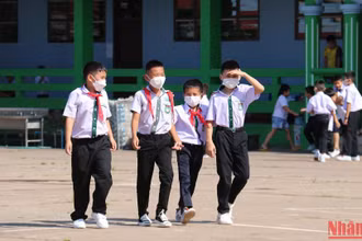 Các học sinh Trường song ngữ Lào-Việt Nam Nguyễn Du (thủ đô Vientiane) trong giờ giải lao. (Ảnh: Trịnh Quốc Dũng)