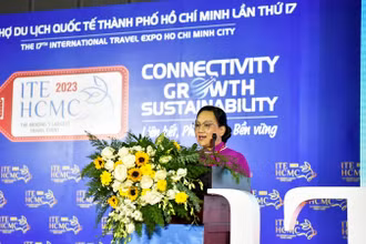 Bà Nguyễn Huyền Anh, Phó Giám đốc phụ trách Sở Du lịch Quảng Ninh phát biểu khai mạc chương trình. (Ảnh: Ban tổ chức) 
