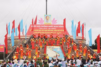 Một tiết mục biểu diễn tại Lễ Thượng cờ “Thống nhất non sông”.