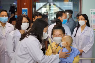 Phó Chủ tịch nước thăm, tặng quà bệnh nhi đang điều trị tại Bệnh viện Nhi Trung ương.