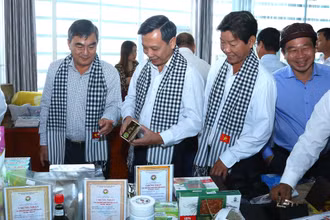 Đại biểu tỉnh Ninh Bình, Bạc Liêu, Cà Mau thăm quan sản phẩm OCOP của tỉnh Ninh Bình. (Ảnh: Anh Tuấn)
