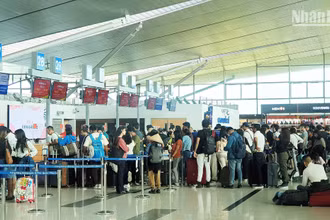 Khách quốc tế làm thủ tục tại sân bay quốc tế Phú Quốc ngày 28/12/2022. (Ảnh: TRANG LINH)