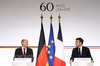 Tổng thống Pháp Emmanuel Macron (phải) và Thủ tướng Đức Olaf Scholz tại lễ kỷ niệm 60 năm Pháp và Đức ký hiệp ước hợp tác thời hậu chiến, ở Paris, Pháp, ngày 22/1/2023. (Ảnh: TTXVN) 