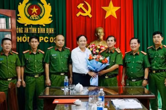 Chủ tịch UBND tỉnh Bình Định Phạm Anh Tuấn thăm, biểu dương thành tích xuất sắc của Phòng Cảnh sát hình sự (Công an tỉnh).