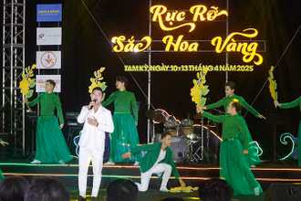 Chương trình nghệ thuật với chủ đề “Rực rỡ sắc hoa vàng” tại đêm khai mạc Lễ hội “Tam Kỳ - Mùa hoa sưa năm 2025".
