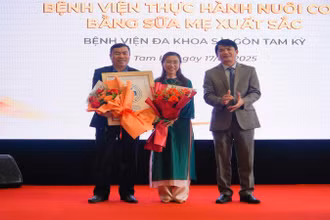 Bệnh viện đa khoa Sài Gòn Tam Kỳ đón nhận danh hiệu “Bệnh viện thực hành nuôi con bằng sữa mẹ xuất sắc”.