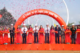 Lãnh đạo tỉnh Quảng Nam cắt băng thông xe kỹ thuật cầu Sông Thu và cầu An Bình. 