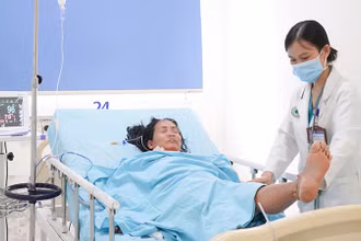 Bệnh viện Đa khoa Trung ương Quảng Nam cấp cứu cho bệnh nhân ăn cá nóc bị ngộ độc.