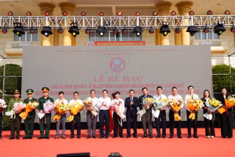 Lãnh đạo tỉnh Quảng Nam tặng hoa cho các sở, ngành, đơn vị tham gia triển lãm.