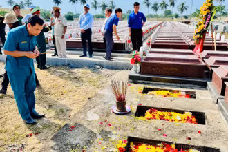 Cán bộ, nhân dân tại thị xã Điện Bàn (tỉnh Quảng Nam) thắp hương tưởng nhớ 3 liệt sĩ thuộc đơn vị đặc công CK3 Quận 3 - Đà Nẵng.