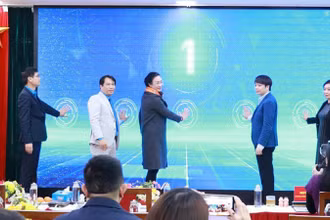 Bấm nút khai mạc Giải chạy bộ.