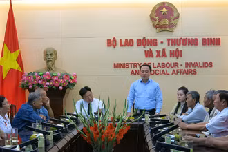 Phó Cục trưởng Cục Người có công Nguyễn Xuân Long phát biểu tại buổi tiếp Đoàn đại biểu người có công với cách mạng tiêu biểu tỉnh Sóc Trăng. (Ảnh: Ngân Anh)