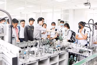 Sinh viên Khoa kỹ thuật, Trường đại học Quốc tế Miền Đông, tỉnh Bình Dương. (Ảnh: Trịnh Bình)