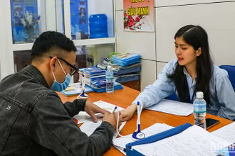 Lao động tìm hiểu thông tin tại Trung tâm dịch vụ việc làm Hà Nội. Ảnh: nhandan.vn