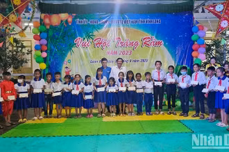  Lãnh đạo Tỉnh ủy Vĩnh Long trao học bổng cho các em học sinh người dân tộc Khmer vượt khó học giỏi dịp Trung thu 2023. (Ảnh: BÁ DŨNG)