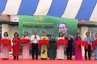 Cắt băng khai mạc triển lãm.