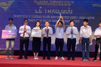 Đại diện lãnh đạo Bộ Lao động-Thương binh và Xã hội trao giải cho các đội đoạt giải tại cuộc thi Startup Kite 2022.