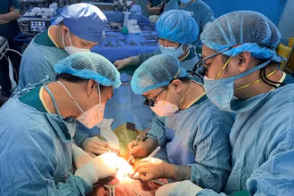 Các bác sĩ Bệnh viện Nhi đồng 2 Thành phố Hồ Chí Minh trong một ca ghép gan. 