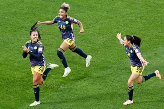 Niềm vui của các cầu thủ nữ Colombia trong trân thắng đội tuyển nữ Đức với tỷ số 2-1. (Ảnh: Getty)