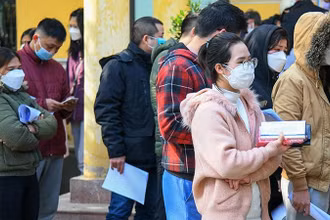 Người dân chờ làm thủ tục cấp giấy chứng nhận nghỉ việc hưởng bảo hiểm xã hội tại phường Hoàng Liệt, quận Hoàng Mai, Hà Nội cuối tháng 2/2022 (Ảnh: Thành Đạt).