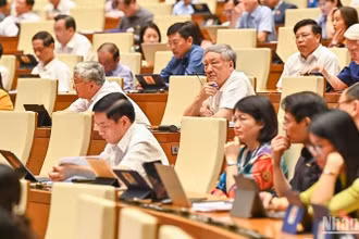 Các đại biểu Quốc hội dự một phiên họp tại Kỳ họp thứ 5, Quốc hội khóa XV. (Ảnh: DUY LINH)