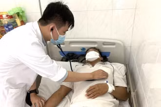 Điều trị cho bệnh nhân mắc sốt xuất huyết tại Bệnh viện đa khoa vùng Tây Nguyên. (Ảnh: Công Lý)