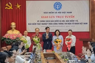 Phó Tổng Giám đốc Bảo hiểm xã hội Việt Nam Đào Việt Ánh tặng hoa khách mời, chuyên gia dự chương trình. (Ảnh: VSS)