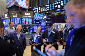 Các nhà giao dịch tại Sàn giao dịch chứng khoán New York (NYSE) ở Manhattan, thành phố New York, Mỹ, ngày 11/11/2022. (Ảnh: Reuters)