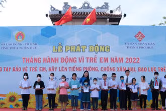 Trao học bổng cho trẻ em khó khăn ở các cơ sở, trung tâm bảo trợ xã hội đã đạt thành tích cao trong học tập tại Tháng hành động vì trẻ em năm 2022. (Ảnh: Công Hậu)