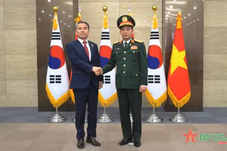Bộ trưởng Phan Văn Giang và Bộ trưởng Lee Jong Sup chụp ảnh chung trước khi bước vào hội đàm. (Ảnh: qdnd.vn)