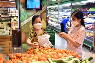 Khách hàng mua sắm tại hệ thống siêu thị Coopmart (Ảnh: nhandan.vn)