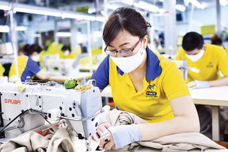 Lao động may quần áo xuất khẩu tại một doanh nghiệp ở Thành phố Hồ Chí Minh. (Ảnh: nhandan.vn)