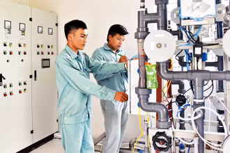 Công nhân Trạm cấp nước Nam Sơn 3, xã Nam Sơn, huyện Sóc Sơn, Hà Nội. (Ảnh: ĐĂNG DUY)