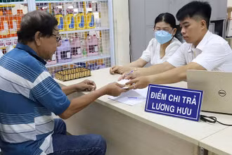 Chi trả lương hưu, trợ cấp bảo hiểm xã hội tại tỉnh Tây Ninh trong sáng ngày 14/8. (Ảnh: Tâm Trung)