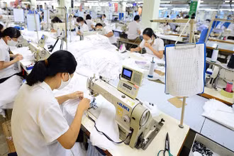 Sản xuất hàng may mặc xuất khẩu tại Tổng công ty May 10. (Ảnh: TRẦN HẢI)