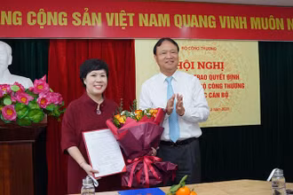 Thứ trưởng Đỗ Thắng Hải trao quyết định bổ nhiệm cho đồng chí Trương Thu Hiền. (Ảnh: Moit)