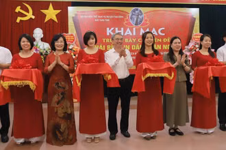 Các đại biểu cắt băng khai mạc trưng bày chuyên đề "Thái Bình in dấu chân Người".