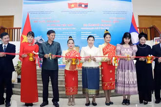 Cắt băng khai mạc Trưng bày chuyên đề 'Đất nước, con người và văn hóa Việt Nam'. (Ảnh: TTXVN)