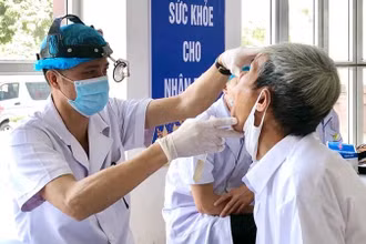 Các cán bộ y, bác sĩ thăm khám sức khỏe miễn phí cho người dân trên địa bàn huyện Mê Linh. (Ảnh: Nguyên Trang)