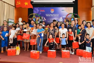 Đoàn viên, thanh niên Báo Nhân Dân, Chi đoàn Ban Kiểm tra và Giám sát tuân thủ (Ngân hàng BIDV) tặng quà các em nhỏ của Làng Hòa Bình Thanh Xuân, Hà Nội. (Ảnh: THỦY NGUYÊN)