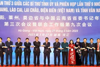 Lãnh đạo các tỉnh biên giới Việt Nam và tỉnh Vân Nam (Trung Quốc) chụp ảnh đoàn kết chúc mừng thành công hội nghị.