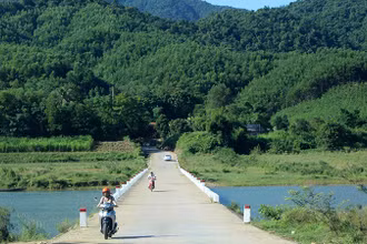 Đường vào xã an toàn khu Ba Lòng, huyện Đakrông, Quảng Trị. (Ảnh: Quang Huy)