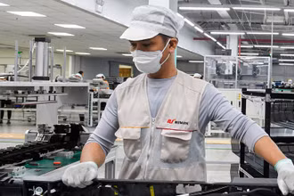 Lao động tại Công ty TNHH Bumjin Electronics Vina, Hàn Quốc, tại Quảng Ninh. (Ảnh: Thành Đạt) 