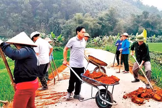  Cán bộ huyện Yên Bình (tỉnh Yên Bái) tham gia tu sửa đường giao thông nông thôn trong hoạt động "Ngày cuối tuần cùng dân" tại thôn Nà Ké, xã Ngọc Chấn. (Ảnh: Thanh Sơn)