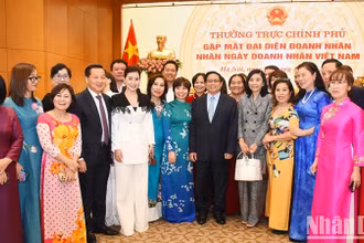 Thủ tướng Chính phủ Phạm Minh Chính chụp ảnh cùng các đại biểu dự gặp mặt đại diện giới doanh nhân Việt Nam, trong đó có các doanh nhân nữ tiêu biểu, ngày 11/10/2023 tại Hà Nội. (Ảnh: TRẦN HẢI)