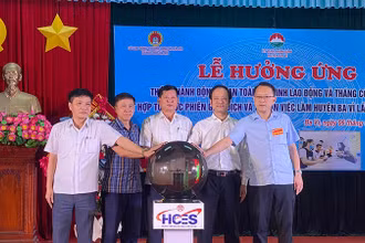Các đại biểu bấm nút khai mạc chương trình. (Ảnh: HCES)